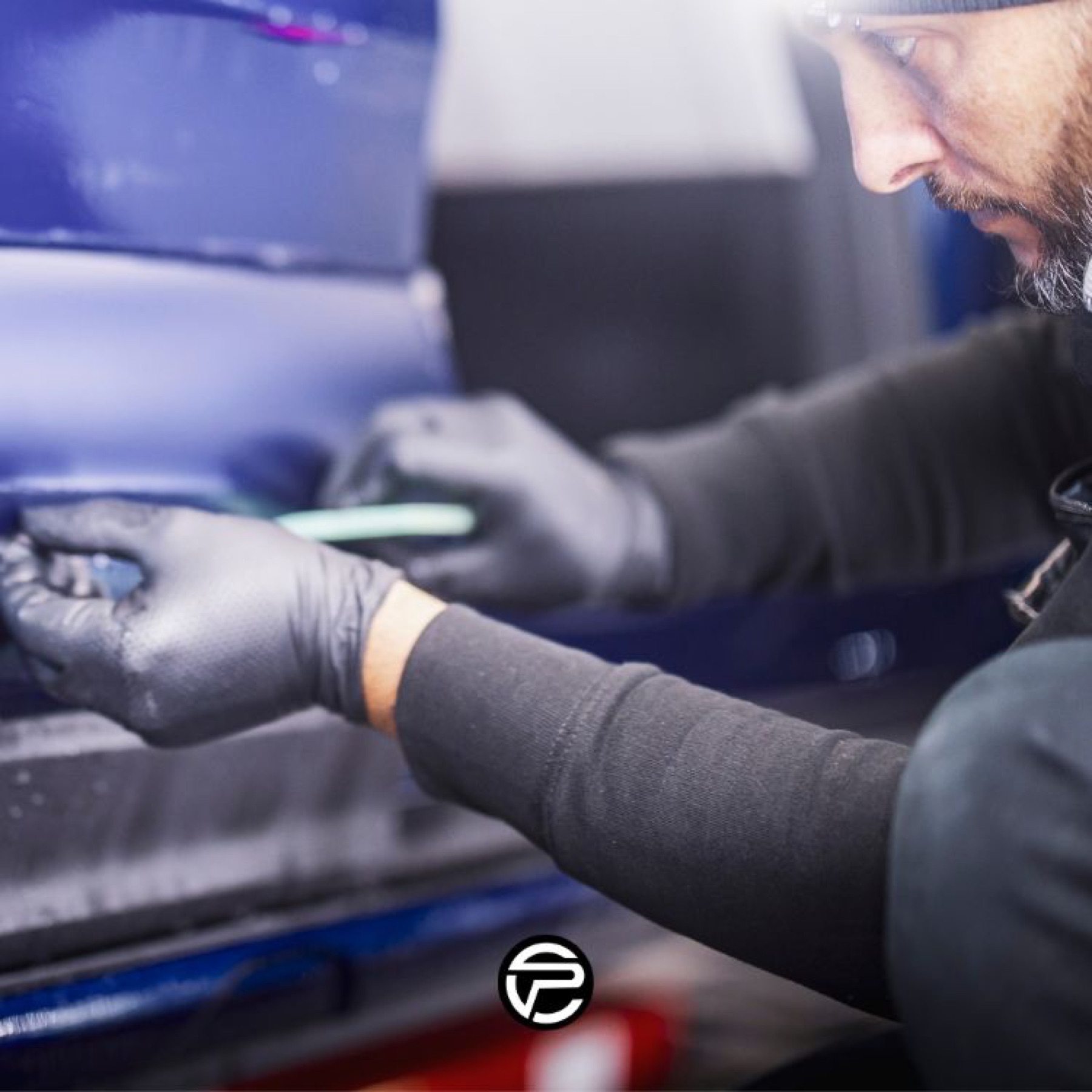 Application du film sur une carrosserie par Atelier Wrapping