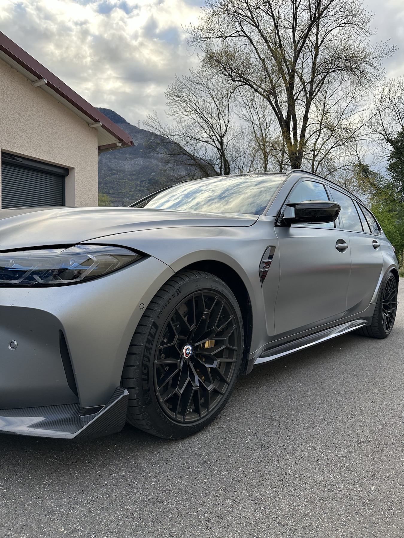 Véhicule avec covering gris satiné réalisé par Atelier Wrapping Grenoble