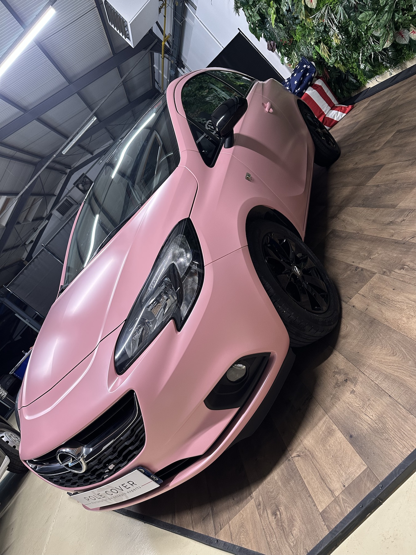 Véhicule personnalisé avec covering rose Atelier Wrapping