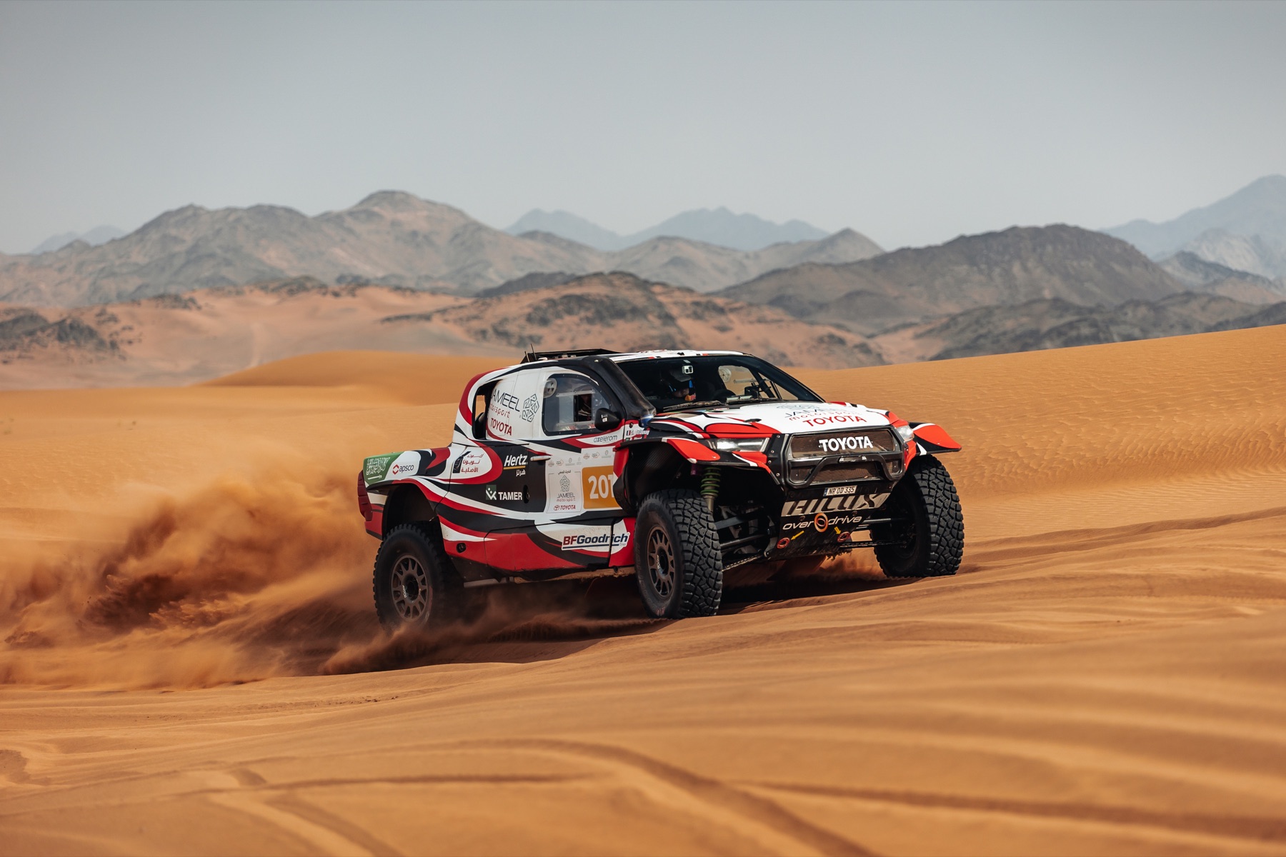 Véhicule de rallye Overdrive Doha avec covering Atelier Wrapping dans le désert