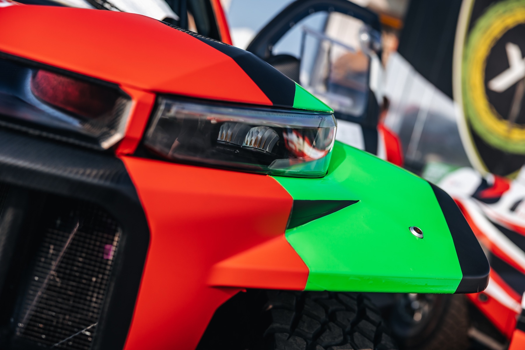 Détail du covering rouge vert et noir Overdrive Doha
