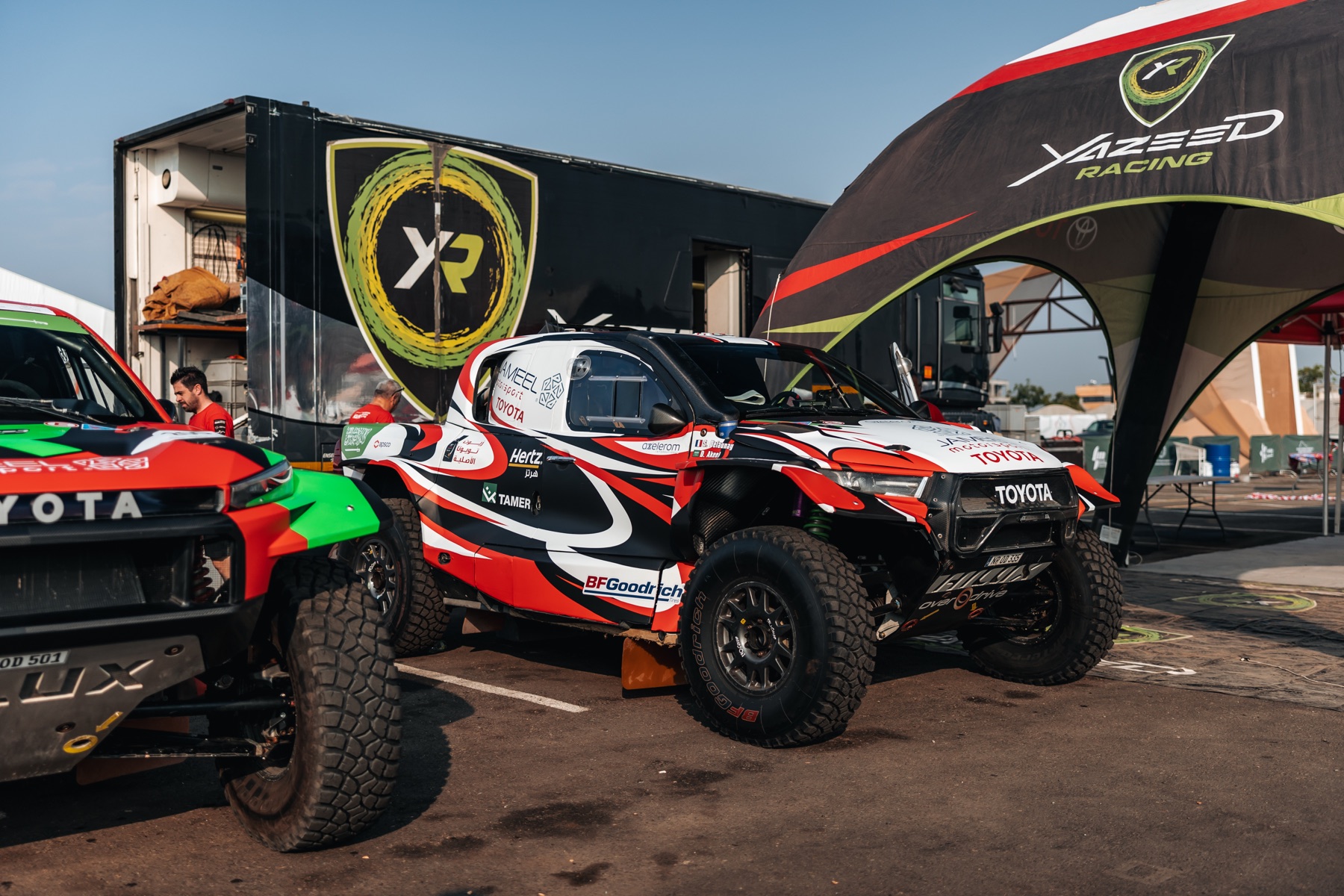 Véhicules de rallye Overdrive Doha habillés par covering