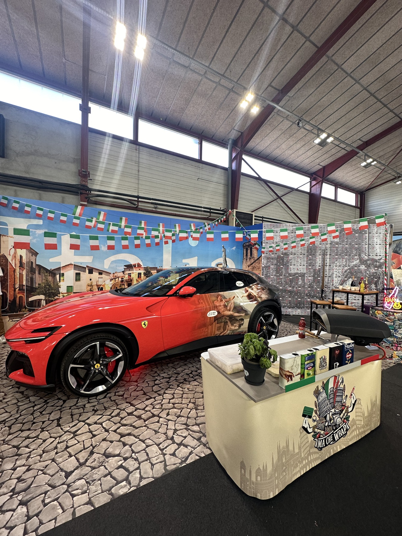 Espace d’exposition et véhicule personnalisé lors du Wrapday