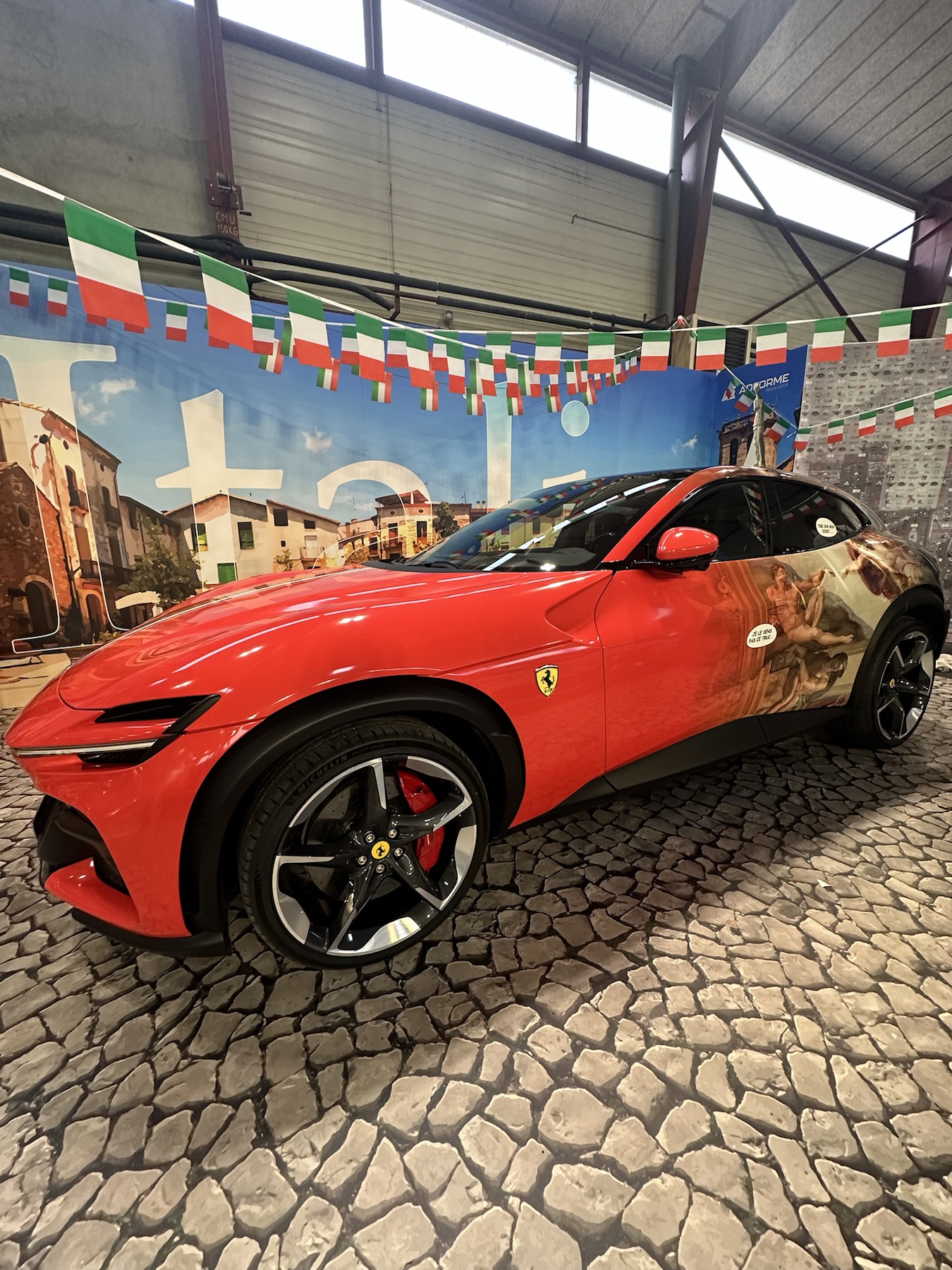 Sportive rouge exposée au Wrapday