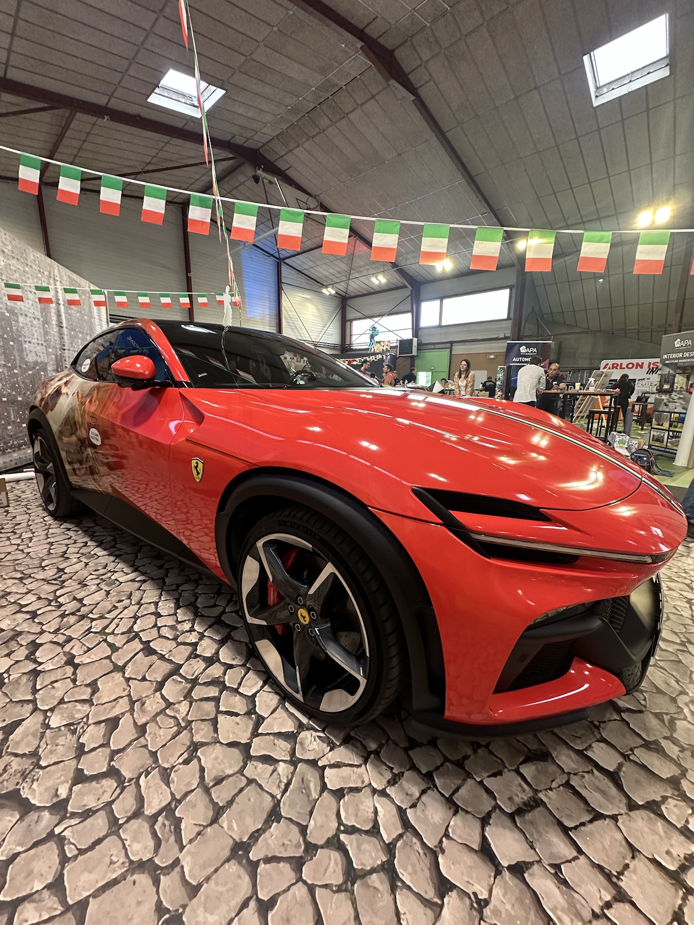 Véhicule sportif présenté dans l’espace Wrapday