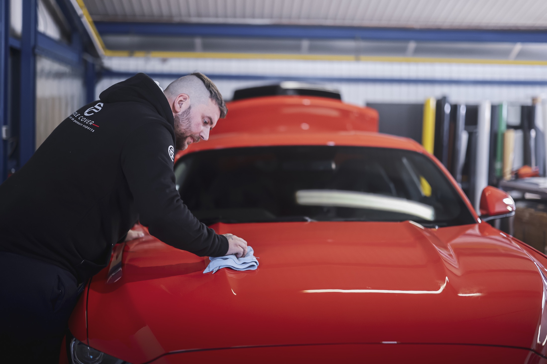 Damien Founta préparant une carrosserie avant covering