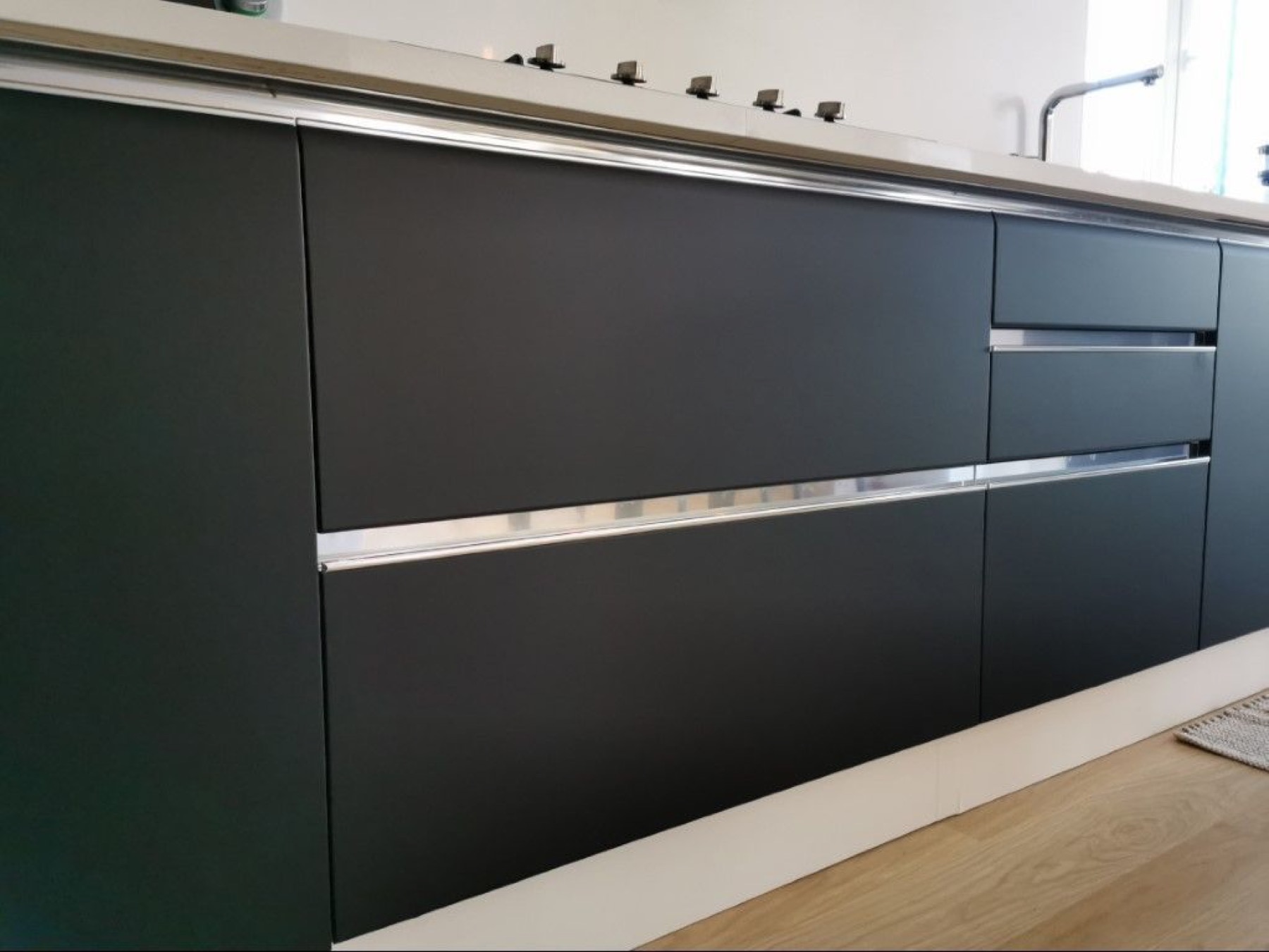 Façades de cuisine rénovées avec film décoratif 3M DI-NOC