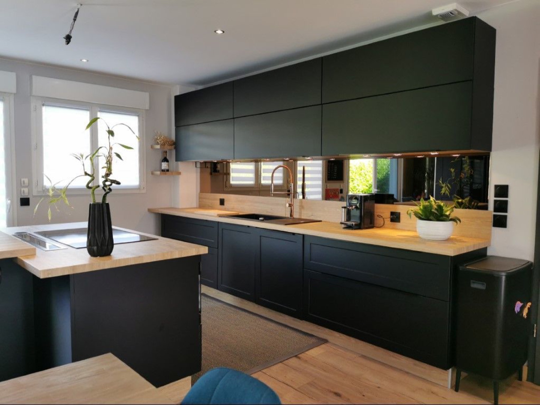 Cuisine noire rénovée avec film architectural 3M DI-NOC