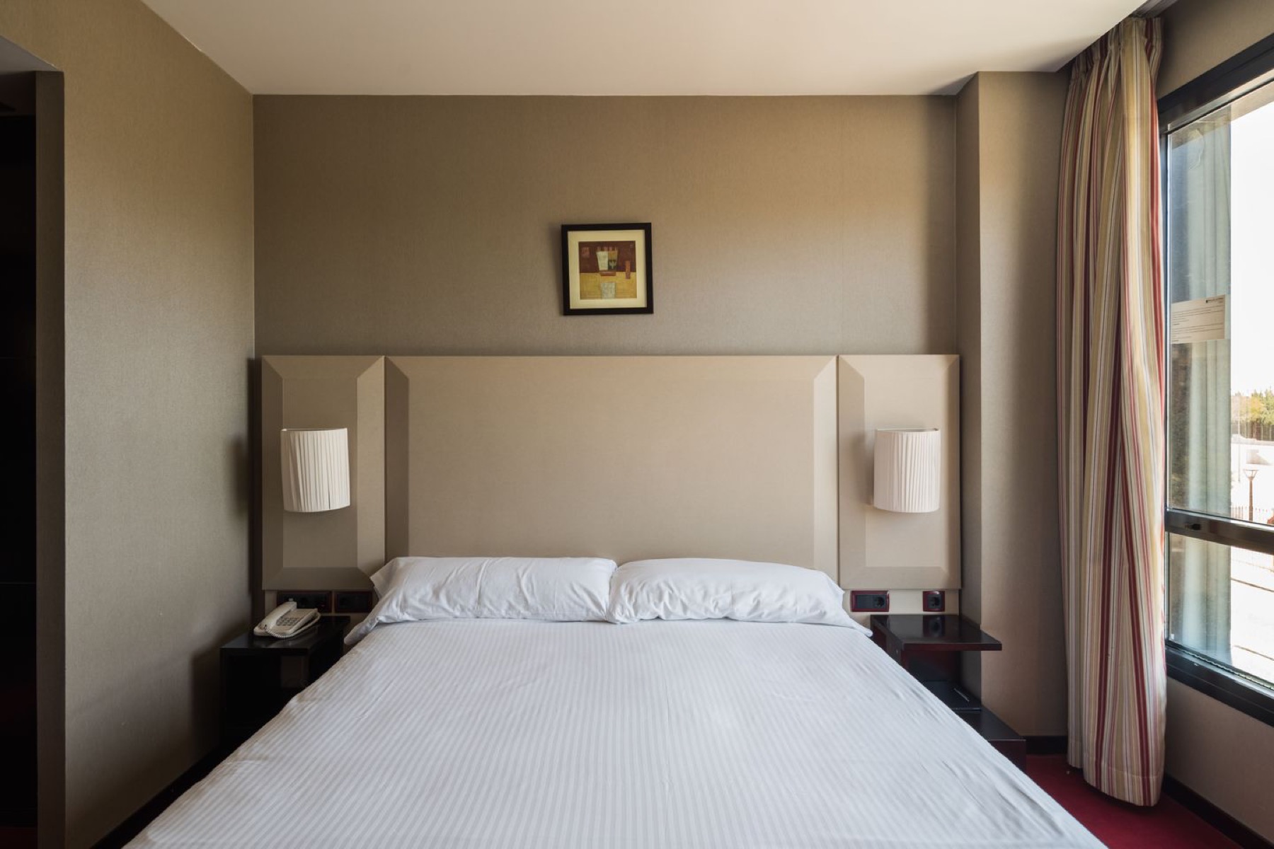 Chambre d’hôtel après rénovation avec film 3M DI-NOC
