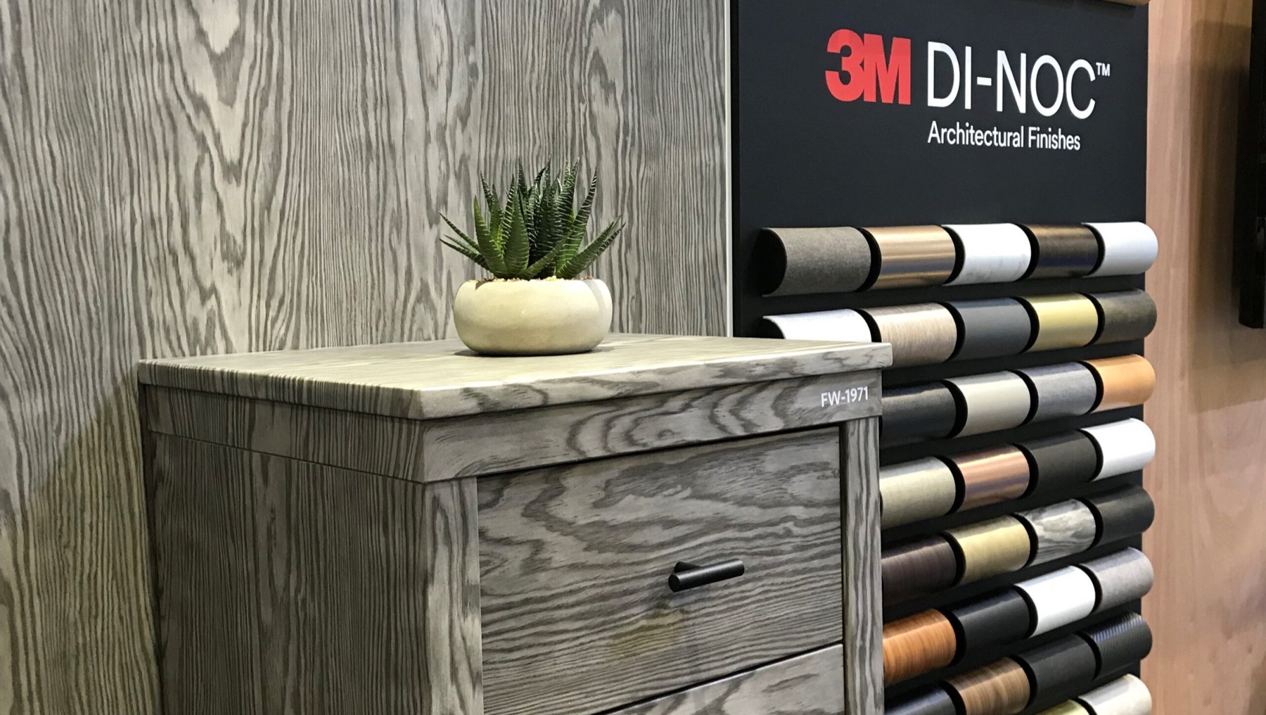 Mobilier rénové avec un film 3M DI-NOC effet bois