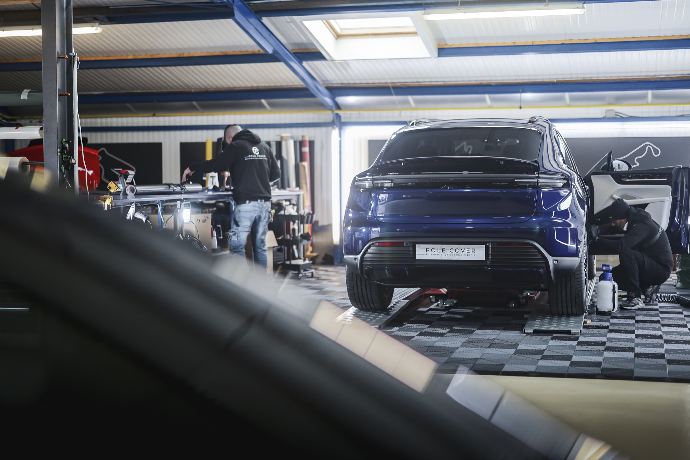 Équipe de pose de films automobiles dans l’atelier Atelier Wrapping