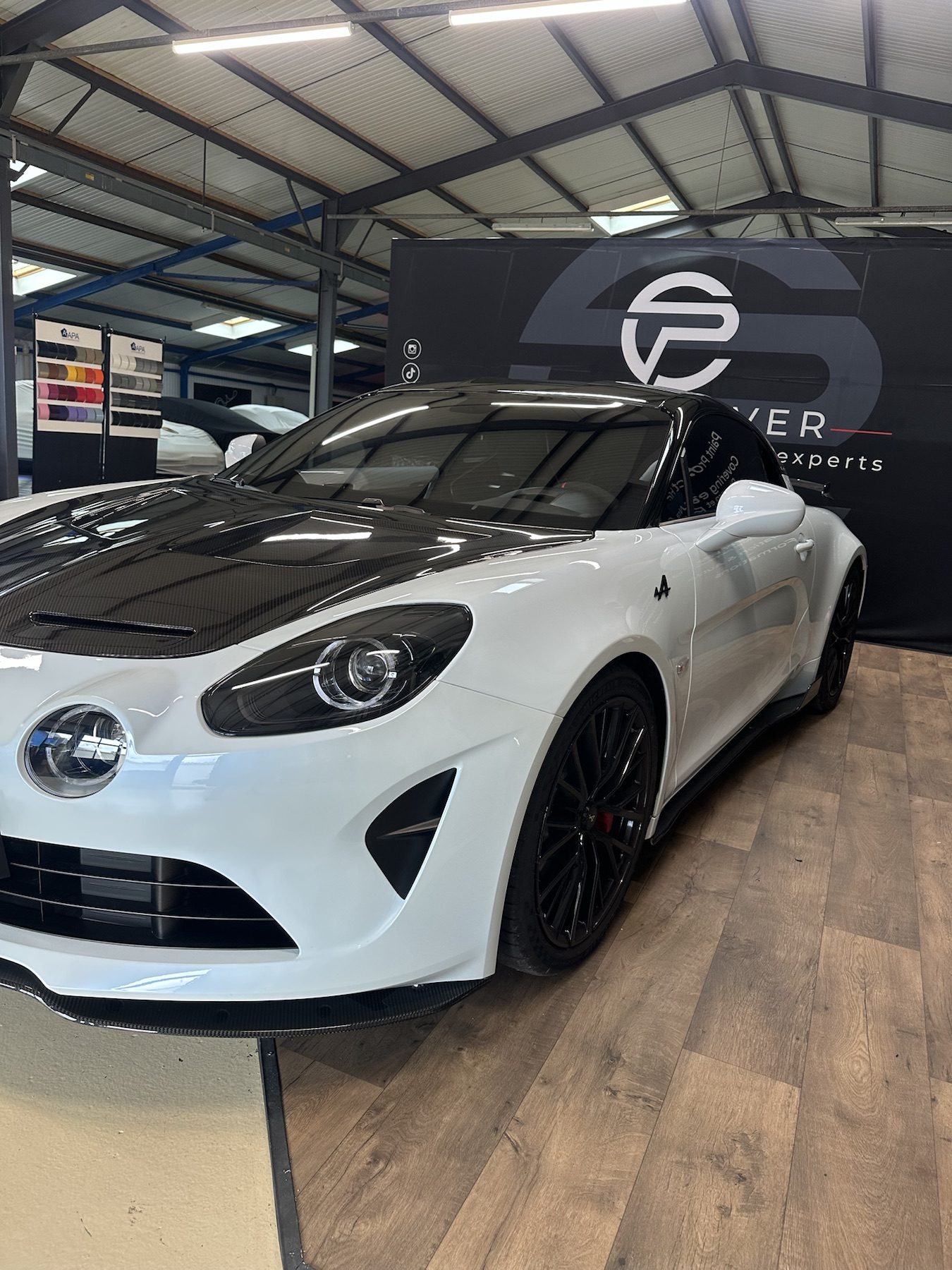 Véhicule blanc avec protection de carrosserie PPF