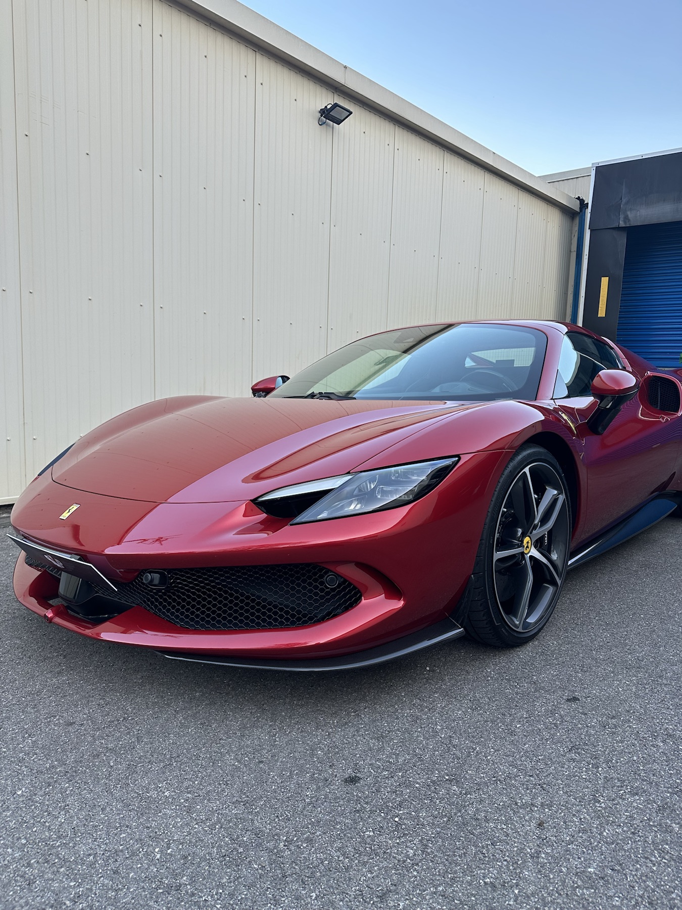 Véhicule rouge protégée par film PPF Atelier Wrapping